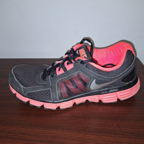 Nike Dual Fusion ST2 athletic shoes in a womens 11. Pre-loved and in great shape - Picture 7 of 13